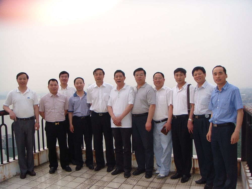     6月7日下午,辽宁省调兵山市市长王耀华,市委常委、纪委书记高福祥,副市长杨浦,市政府秘书长马岩,商业局长张占武等一行5人莅临江苏省浙江商会,受到省商会常务副会长陈宏喜、黄飞建,副会长陈晓明、金辉、沈英中,副秘书长顾平等人热情接待。双方在省商会常务会议室进行了友好交流。     王市长热情称赞近年来广大浙商肯吃苦、讲诚信、勇于进取、敢于创新的精神,值得人们敬佩。现在调兵山已有许多浙商的大中型投资项目纷纷落户,浙商对调兵山城市的建设和发展